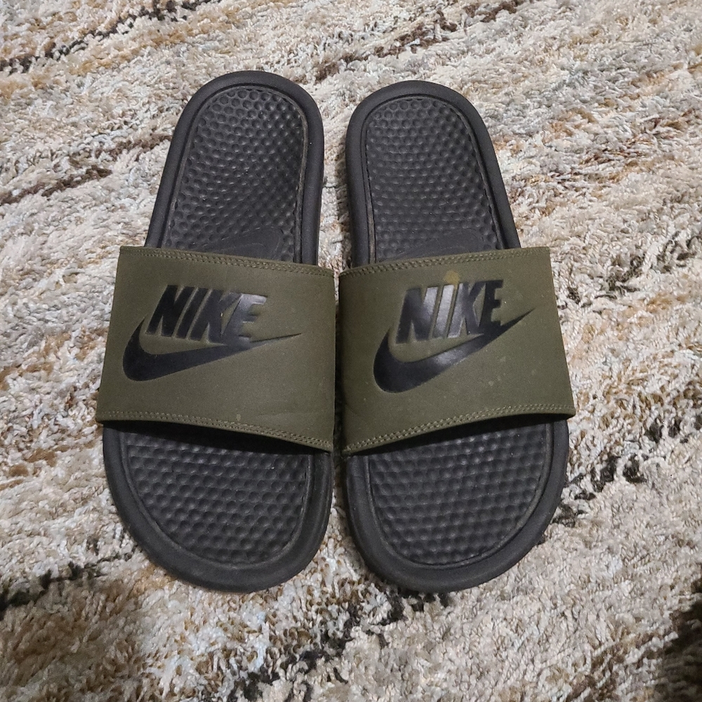 Nike slippers size 8